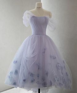 Schulterfreies Hi-Lo-Cocktailkleid mit Spitzentüll, Geburtstags-Abschlusskleid, kleines lila Kleid, Brautjungfernkleider mit handgefertigten Blumen