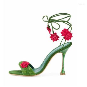 Sandalen leuchtend rote Blumen Riemen grünes Leder Holzmaserung Weinschale Heels Frauen offene Zehen weibliche Beinbandage hohe Sandalen