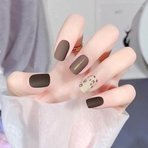 Falsche Nägel 24PCS Fake Matte Leopard Nail Patch Französischer Stil Klebertyp Abnehmbarer kurzer Absatz Maniküre Vollständig abgedecktes Dekor