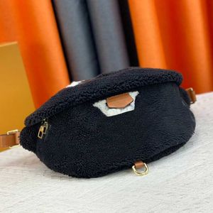 Mężczyźni Bombag Designer Bag w klatce piersiowej Oryginalne lamblools kobiety Crossbody Torby Luksusowe fanny pakiet zimowy styl długi pluszowe torebki na ramię M43644