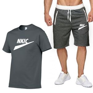 Herresp￥r Nya m￤n som k￶rs Set Breattable T-shirt Shorts Sport Shorts ￤rmar Sportdr￤kt Fitness Jogging Men Gym Marathon Clothing Logo Print