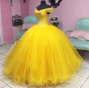 Gul Askepott Quinceanera-klänningar plus storlek av axel cosplay puffy kjol tyll snörning korsett prom söt 16 klänning