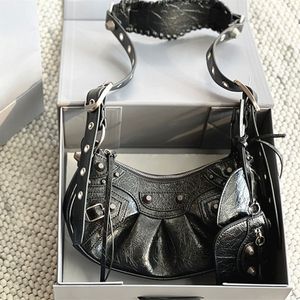 Den nya motorcykel crossbody väska 2 bit set luxurys kvinnor män halva månväska designer vintage le cagoles med mynt plakar handväskor krokodil axel koppling tote väskor