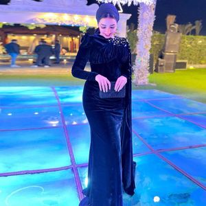 Vintage Black Velvet Muslim Evening Dresses Pleat with Crystal Side Train Formal Party Gown Plus Size Arabic Dubai Vestido de novia