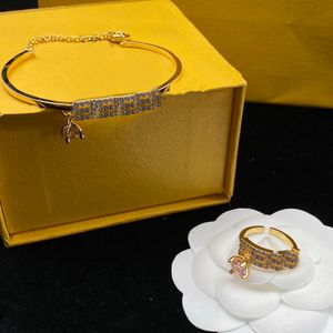 أزياء Braclet Crystal Pendant Rings مجموعات محفورة F Elists Letter Gettings Women 18K Bangle Bangle Ear Birthday Gifts FS12 --05