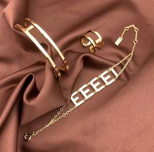أزياء Titanium Steel Braclet Earrings مجموعات محفورة و أحرف الأحرف الأولى من إعدادات النساء 18K مطلي بالذهب الأذن مجوهرات هدايا عيد ميلاد FS12 --04