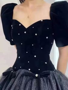 エレガントな黒いボールガウンプロムドレスの恋人短袖レースアップバックベルベットチュールオーガンザ