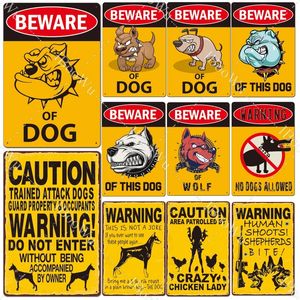 Ретро -металлический плакат предупреждает собачьи винтажные жестяные знаки остерегаются собачьих тарелок сад в саду.