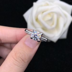 Cluster Rings Splendid 1Ct 6.5mm Test Positivt Moissanite Wedding Ring Platinum 950 Engagement Kvinna