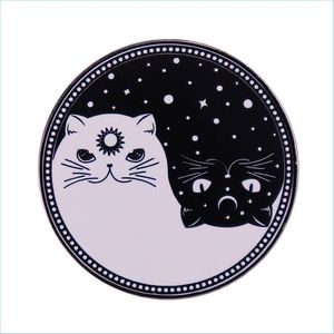 Pinki broszki urocze koty ENAME PINS CELESTial Yin Yang Black White Cat Broch Bratch Badge Biżuteria 604 H1 Drop dostawa dhgarden dh1ev