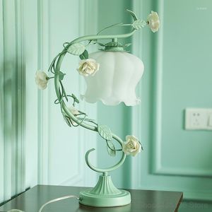 Lâmpadas de mesa Lâmpada de rosas vintage verde européia para quarto da sala de estar de flor de metal luz Art Deco Girl Bedside Freptle