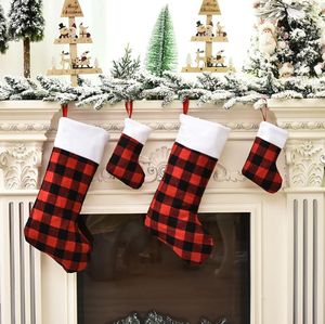 Julstrumpor Familj Xmas Tree Decoration eldstad hängande strumpa godis presentpåse Santa Classic Red Black Buffalo Plaid Holiday Season Party Decor SN355