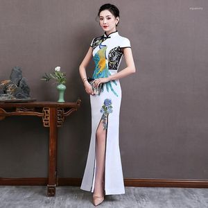 Etniska kläder kvinnor satin qipao elegant vit lång kinesisk klänning sexig smal phoenix tryck cheongsam utsökt storlek 3xl 4xl 5xl