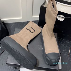 High-End-Marke kleiner duftender Biskuitkuchen dicker Boden Buchstabensocken Herbst und Winter 2022 Mode neue farblich passende Mode Mid Tube Damenstiefel 022