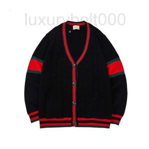 Designer de suéteres masculinos Cardigã de malha preto listrado em vermelho e verde para homens e mulheres Os mesmos amantes de tendências da moda Suéter com decote em V de alta rua ANZ6