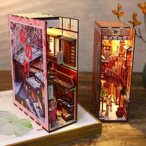 Gartendekorationen, einzigartige 3D-Miniatur-Puppenhaus-Buchstützen, Vintage-Holz mit LED-Lichtern, Bücherregal-Dekoration, DIY-Bücherregal-Einsatz, BookNook 221126