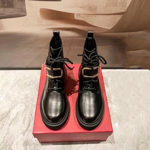 أحذية نساء من الجلد الأسود نصف أحذية مصمم جديد في الكاحل أحذية كلاسيكية dide Zipper Knight Boot Luxury Metal Metal Boots Boots Rubber Bottom