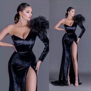 デザイナーブラックマーメイドウエディングドレスと羽のない片側肩のハイサイドスプリットフロアの長さフォーマルイブニングパーティーガウンカスタムメイドローブDEソリー