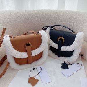 Furry Tote Bag Lady Bags Kapasite Omuz Çantası Kış Yumuşak Peluş Çapalar Vintage Kadın Sıcak Alışveriş Yapan Sınırlı Tasarımcı Çantalar