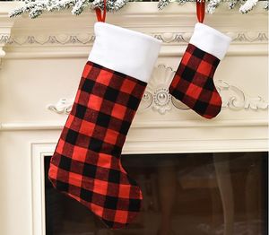 Julstrumpor Family Xmas Tree Decoration eldstad hängande strumpa godis presentpåse Santa Classic Red Black Buffalo Plaid Holiday Season Party Decor SN4749