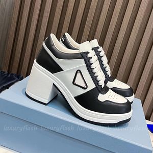 Ny Designer Dam Fritidsklänning Skor Höga klackar 8 cm Mode Sneakers Design Klassisk Vit Svart Kvinna Triangel Bokstäver Sko Sneaker Ursprung Kvalitet Äkta Läder