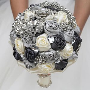 装飾的な花20cm手作りの結婚式エレガントなブライダルブーケシルバーダイヤモンドマリエージブーケ花嫁介添人を保持している象牙染色ローズW375
