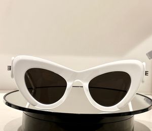 Cat Eye Frame White Grey Solglasögon Solglasögon 0204 Kvinnor Fashion Sunnies Shades UV400 Eyewear With Box