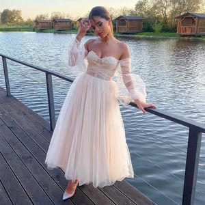 فستان زفاف قصير ضوء الشمبانيا نفخة الأكمام a-line tulle tulle sweetheart طول الركبة طول الزفاف