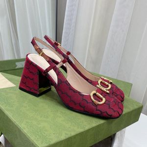 Scarpe da donna designer alto designer lussuoso abito piatto per scarpa da scarpa in pelle in gomma caramella color gelatina per matrimoni sandali pantofole dimensioni 35-40