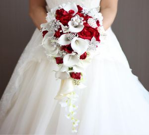 滝の結婚式の花ブライダルブーケドマリエージレッドローズホワイトカラユリと人工真珠とラインストーン装飾5556182