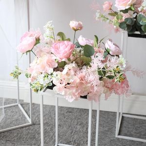 Kwiaty dekoracyjne różowy sztuczny kwiat róży rzęd zielony rośliny aranżacja