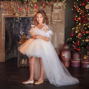 2023 White Princess Flower Girl Dresses Off Shoulder Feather Hi Lo Gilrs Pageant Dress Little Kids First Communion Dress with Bow Spaghetti Straps