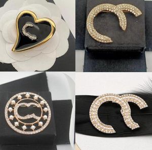 20 style Brand Designer Lettera Spille Donne famose Spilla con strass Spilla da abito Accessori per gioielli da festa di nozze