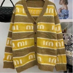 2023 MIU Designer Sweater Kadınlar Yün Sweaters Kadın Örgü Haligan Ceket Moda Kaşmir Palto