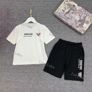 Conjuntos de roupas de grife infantil 2023 Shorts plissados para meninas, terno de duas peças para crianças, letras clássicas, design, conjunto de roupas, camiseta branca de marca de luxo