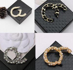 20 stil Lüks Tasarımcı Marka Mektubu Broş Kadın Erkek 18 K Altın Kaplama Yaka Iğneler Kristal Püskül Broş İnci Pin Parti Moda Aksesuarla