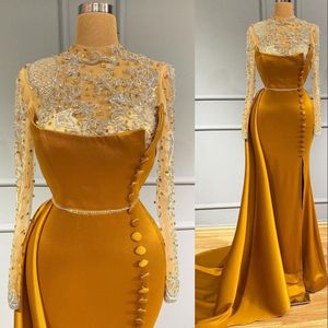 Gold Mermaid 2023 Prom Dresses långa ärmar med hög hals pärlor veet spetsar applikation sidoslit golvlängd skräddarsydd kilda festklänningar vestidos