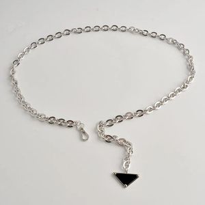 Cintura a catena da donna Cinture hip-hop in metallo di design Accessori per abiti Laides di lusso Catene con lettere d'argento Cintura classica a triangolo