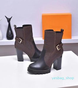 Metallb￤lte sp￤nne st￶vlar Kvinna Kohude Zipper Letter Designer Shoe Ankle Boot Leather Lady High Heels Fashion Autumn Winter Thick Heel 02 Shoes Storlek 34-40-42