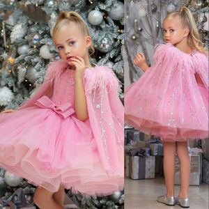 2022 Urocze sukienki dla dziewcząt kwiatowych różowy klejnot szyi organza marszczyzny z piórem z peleryną kryształowe koraliki krótkie mini dzieci urodziny dziewczyny suknie balowe suknie balowe