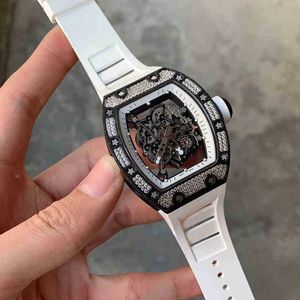 Tittar på armbandsur Luxury Richa Milles Designer RM055 Business Leisure Carbon Fiber Diamond Inlaid Men's Automatic Mechanical Watch Hollow SB96