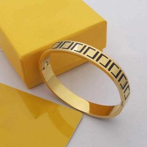 2024Bangle Europa América Top Designer Pulseira Wome Titanium Aço Preto / Branco Esmalte Gravado Carta 18K Gold Bangle