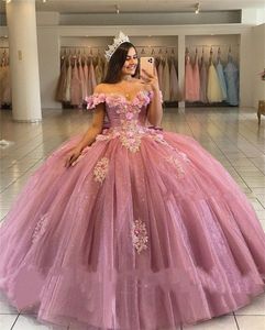 2023 Rose Pink Quinceanera Kleider mit Spitze Applique Perlen vom Schulterballkleid handgefertigte Blumen Süß 16 Geburtstagsfeier Prom Formal Abend Kleidung 403