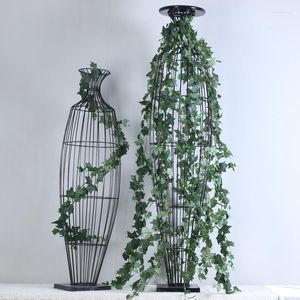 装飾的な花2pc人工植物緑のつる1.8 m壁のアクセサリーアイビーはプラスチック製の偽の植物ウェディングガーデンパーティーの家を去る