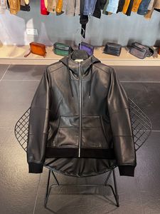 Neue Designer-Herren-Lederjacke mit Taschenspleißdesign, hübscher, luxuriöser schwarzer Kurzmantel mit Kapuzenkragen für Herren