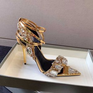 Sandálias de couro espelhado e pedras preciosas pontiagudas de cristal bandagem de enrolamento de ouro 101mm designers de luxo feminino sapatos de estilo de rua fábrica de calçados