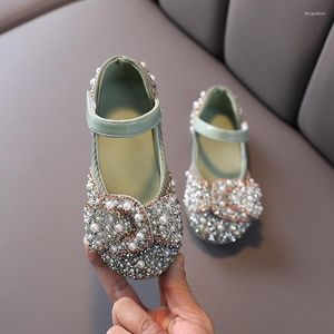 Sapatos chatos 2022 Childrens Pearl Rhinestones Shining Kids Princess Baby Girls para festa e casamento D487