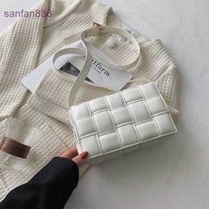Botteg Venetas Jodie Spring New Woven Large Bag Lattice Pill Bag Tofu Messenger Leisure Versatile Small Square Women's NVU2