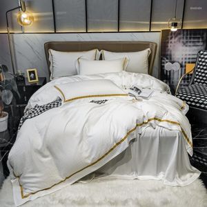 Zestawy pościeli 2022 Czteroczęściowe proste bawełniane podwójne domowe arkusz łóżka kołdra haftowany Twill Wygodny biały kolor