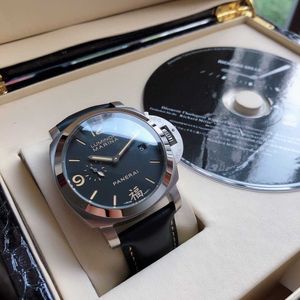 Mens Watches Designer för mekanisk automatisk safirspegel 44mm 13mm Cowhide Watchband Sport Wristwatches Style